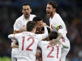 Die Spieler von Spanien bejubelt das Tor von Gerard Deulofeu. Foto: Christophe Ena/AP Die Spieler von Spanien bejubelt das Tor von Gerard Deulofeu. Foto: Christophe Ena/AP