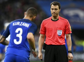 Felix Zwayer (r.) und Frankreichs Layvin Kurzawa Felix Zwayer (r.) und Frankreichs Layvin Kurzawa