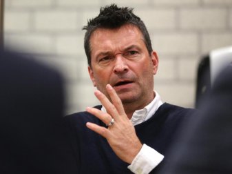 Schalke-Manager Christian Heidel ist gegen eine Extra-Prämie für das Revierderby. Foto: Ina Fassbender Schalke-Manager Christian Heidel ist gegen eine Extra-Prämie für das Revierderby. Foto: Ina Fassbender
