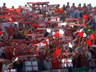 Werden ausgesperrt: Anhänger des FC Sevilla Werden ausgesperrt: Anhänger des FC Sevilla
