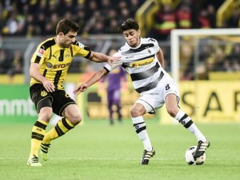 Bald gemeinsam auf dem Rasen: Dahoud (r.) und Sokratis Bald gemeinsam auf dem Rasen: Dahoud (r.) und Sokratis