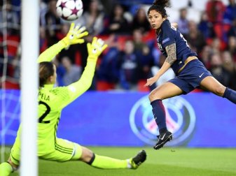 Cristiane Rozeira von Paris Saint-Germain treifft gegen Münchens Torhüterin Tinja-Riikka Korpela. Die Bayerinnen waren in Paris hoffnungslos unterlegen. Foto: Franck Fife Cristiane Rozeira von Paris Saint-Germain treifft gegen Münchens Torhüterin Tinja-Riikka Korpela. Die Bayerinnen waren in Paris hoffnungslos unterlegen. Foto: Franck Fife