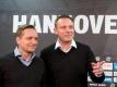 Horst Heldt (l) und André Breitenreiter treffen mit Hannover 96 auf Union Berlin. Foto: Peter Steffen