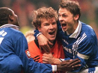 Jubelnd hält Schalkes Jens Lehmann am 19. Dezember 1997 seinen Mannschaftskapitän Olaf Thon (r) auf dem Arm. Gerade hat der Schalker Torhüter den Ausgleichtreffer gegen den BVB erzielt. Foto: Franz-Peter Tschauner Jubelnd hält Schalkes Jens Lehmann am 19. Dezember 1997 seinen Mannschaftskapitän Olaf Thon (r) auf dem Arm. Gerade hat der Schalker Torhüter den Ausgleichtreffer gegen den BVB erzielt. Foto: Franz-Peter Tschauner