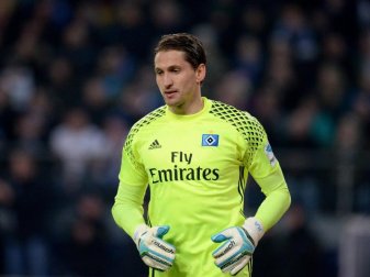 Die Hamburger warten noch mit der Verlängerung der Verträge - unter anderem dem von Torwart René Adler. Foto: Daniel Reinhardt