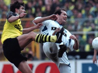 Dortmunds Michael Zorc (l) und Schalkes Thomas Dooley kämpfen um den Ball. Der heutige Sportdirektor des BVB erlebte als Spieler oder Funktionär 68 Derbys. Dieses im April 1996 endete 0:0. Foto: Peter Brenneken Dortmunds Michael Zorc (l) und Schalkes Thomas Dooley kämpfen um den Ball. Der heutige Sportdirektor des BVB erlebte als Spieler oder Funktionär 68 Derbys. Dieses im April 1996 endete 0:0. Foto: Peter Brenneken