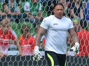 Aufgepumpter Oberkörper, Solarium-Bräune, Tätowierungen, gegelte Haare: Tim Wiese fällt auf. Foto: Carmen Jaspersen Aufgepumpter Oberkörper, Solarium-Bräune, Tätowierungen, gegelte Haare: Tim Wiese fällt auf. Foto: Carmen Jaspersen