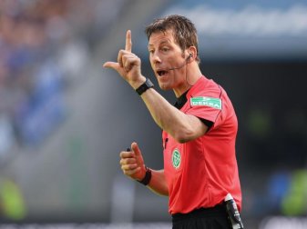 Schiedsrichter Wolfgang Stark wird bei der Partie SC Freiburg gegen Werder Bremen sein 340. Bundesliga-Spiel pfeifen - Rekord. Foto: Arne Dedert Schiedsrichter Wolfgang Stark wird bei der Partie SC Freiburg gegen Werder Bremen sein 340. Bundesliga-Spiel pfeifen - Rekord. Foto: Arne Dedert
