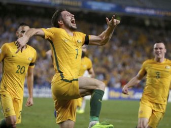 Mathew Leckie (M.) jubelte zuletzt im Trikot der australischen Nationalmannschaft. Foto: Rick Rycroft