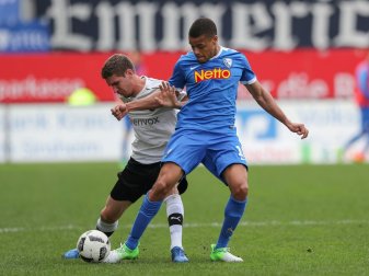 Bochums Jan Gyamerah (r.) und Sandhausens Damian Roßbach