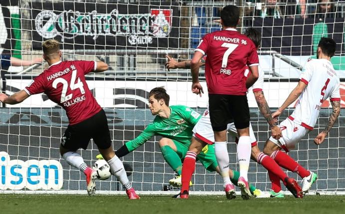 Niclas Füllkrug (l.) bringt Hannover 96 in Führung