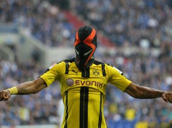 Aubameyang jubelte auch gegen S04 wieder mit einer Maske