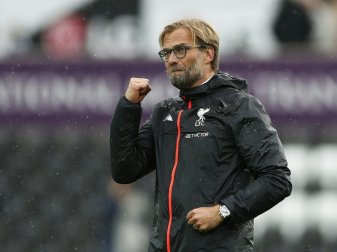 Jürgen Klopp feiert mit seinen Reds einen Heimsieg Jürgen Klopp feiert mit seinen Reds einen Heimsieg