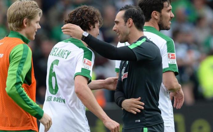 Werder-Trainer Alexander Nouri umarmte nach dem Abpfiff Dreifach-Torschütze Thomas Delaney. Foto: Patrick Seeger