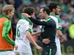 Werder-Trainer Alexander Nouri umarmte nach dem Abpfiff Dreifach-Torschütze Thomas Delaney. Foto: Patrick Seeger