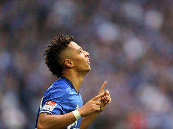 Nach seinem ersten Profitor im Derby gegen Borussia Dortmund begnügt sich Thilo Kehrer mit einem Jubel-Lauf. Foto: Ina Fassbender