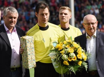 Schiedsrichter Wolfgang Stark wurde in Freiburg vor seinem 340. Bundesligaeinsatz geehrt. Foto: Patrick Seeger Schiedsrichter Wolfgang Stark wurde in Freiburg vor seinem 340. Bundesligaeinsatz geehrt. Foto: Patrick Seeger
