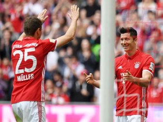 Thomas Müller (l) und Robert Lewandowski jubeln nach einem weiteren Treffer gegen den FC Augsburg. Foto: Tobias Hase