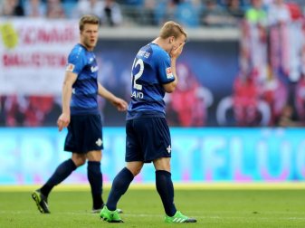 «Wenn man das Ergebnis mal weglässt, haben wir eins unserer besten Auswärtsspiele gemacht,» sagte Sven Schipplock (l), der mit Fabian Holland nach der 0:4-Niederlage vom Platz geht. Foto: Jan Woitas «Wenn man das Ergebnis mal weglässt, haben wir eins unserer besten Auswärtsspiele gemacht,» sagte Sven Schipplock (l), der mit Fabian Holland nach der 0:4-Niederlage vom Platz geht. Foto: Jan Woitas