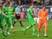 Der Gladbacher Torwart Yann Sommer wird nach seinem ersten gehaltenen Bundesliga-Elfmeter von den Teamkollegen gefeiert. Foto: Arne Dedert