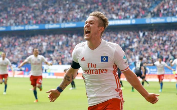 Lewis Holtby schoss den Hamburger SV zum späten Sieg gegen den 1. FC Köln. Foto: Christian Charisius