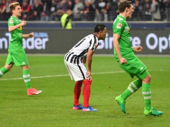 Frankfurts Marco Fabian (M) steht nach seinem vergebenen Elfmeter inmitten der jubelnden Mönchengladbacher. Foto: Arne Dedert Frankfurts Marco Fabian (M) steht nach seinem vergebenen Elfmeter inmitten der jubelnden Mönchengladbacher. Foto: Arne Dedert