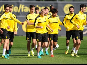 Wieder im Mannschaftstraining: Sebastian Rode (Mitte)