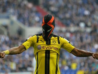 Aubameyang bei umstrittenem Jubel mit Nike-Maske Aubameyang bei umstrittenem Jubel mit Nike-Maske