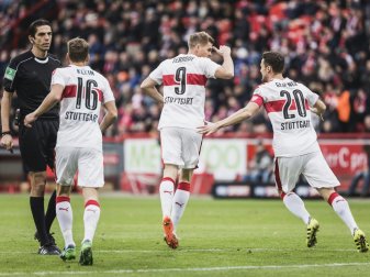 Stuttgart springt in der Nachspielzeit auf Rang eins Stuttgart springt in der Nachspielzeit auf Rang eins