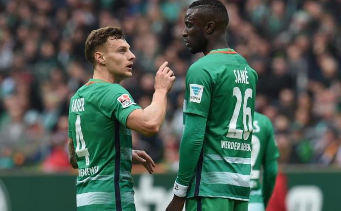Robert Bauer (l) und Lamine Sane fallen für Werder Bremen mehrere Wochen aus. Foto: Carmen Jaspersen