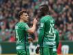 Robert Bauer (l) und Lamine Sane fallen für Werder Bremen mehrere Wochen aus. Foto: Carmen Jaspersen