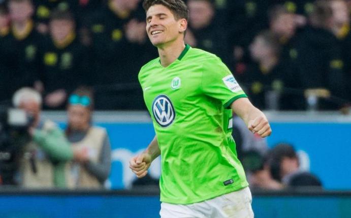 Mario Gomez erzielte drei Treffer in acht Minuten. Foto: Rolf Vennenbernd