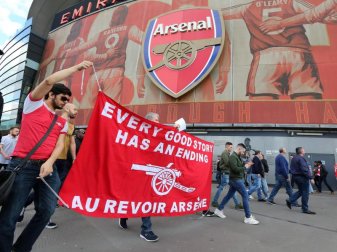 Arsenal Fans protestieren mit einer Plakataktion gegen Arsenal Trainer Arsene Wenger. Foto: David Klein Arsenal Fans protestieren mit einer Plakataktion gegen Arsenal Trainer Arsene Wenger. Foto: David Klein
