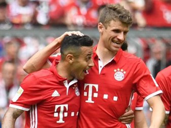 Thiago (l) und Thomas Müller fallen beim FC Bayern für das Spiel gegen Hoffenheim aus. Foto: Tobias Hase Thiago (l) und Thomas Müller fallen beim FC Bayern für das Spiel gegen Hoffenheim aus. Foto: Tobias Hase