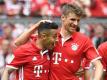 Thiago (l) und Thomas Müller fallen beim FC Bayern für das Spiel gegen Hoffenheim aus. Foto: Tobias Hase