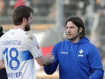 Peter Niemeyer (l) ist nach Trainer Torsten Frings noch nicht einsatzfähig. Foto: Hasan Bratic Peter Niemeyer (l) ist nach Trainer Torsten Frings noch nicht einsatzfähig. Foto: Hasan Bratic