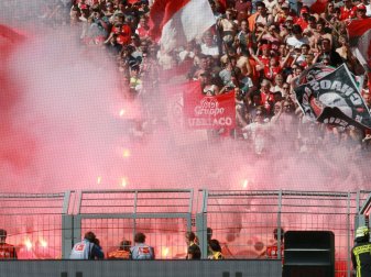 Mainzer Fans zünden gegen Darmstadt Pyrotechnik Mainzer Fans zünden gegen Darmstadt Pyrotechnik