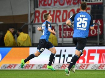 Der Hoffenheimer Andrej Kramaric (l) bejubelt sein Tor gegen die Bayern. Foto: Uwe Anspach Der Hoffenheimer Andrej Kramaric (l) bejubelt sein Tor gegen die Bayern. Foto: Uwe Anspach