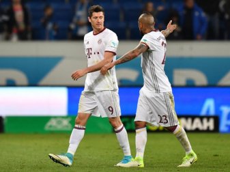 Die Bayern-Stars Robert Lewandowski (l) und Arturo Vidal diskutieren nach der Niederlage bei 1899 Hoffenheim. Foto: Uwe Anspach Die Bayern-Stars Robert Lewandowski (l) und Arturo Vidal diskutieren nach der Niederlage bei 1899 Hoffenheim. Foto: Uwe Anspach
