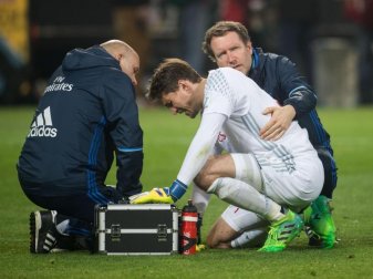 HSV-Torwart Rene Adler muss nach dem Zusammenprall mit Pierre-Emerick Aubameyang behandelt werden. Foto: Bernd Thissen HSV-Torwart Rene Adler muss nach dem Zusammenprall mit Pierre-Emerick Aubameyang behandelt werden. Foto: Bernd Thissen
