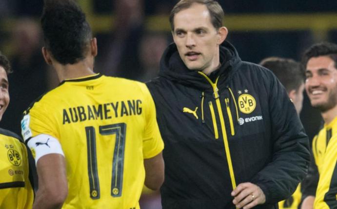 Kapitän Pierre-Emerick Aubameyang und Trainer Thomas Tuchel gratulieren sich per Handschlag zum BVB-Sieg über den HSV. Foto: Bernd Thissen