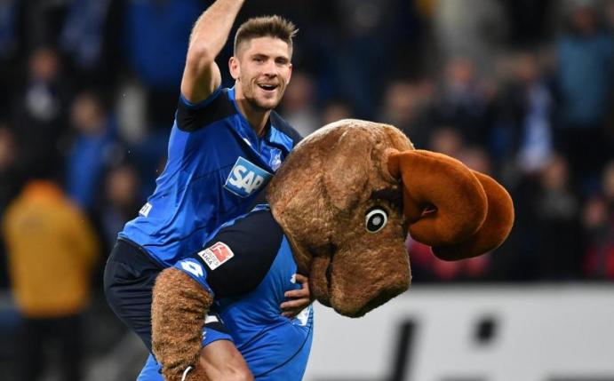 Hoffenheims Torschütze Andrej Kramaric jubelt Huckepack auf dem Maskottchen mit «Hoffe» über den Sieg. Foto: Uwe Anspach