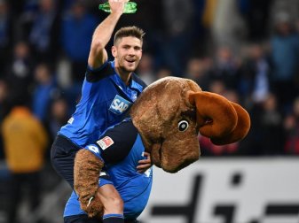 Hoffenheims Torschütze Andrej Kramaric jubelt Huckepack auf dem Maskottchen mit «Hoffe» über den Sieg. Foto: Uwe Anspach Hoffenheims Torschütze Andrej Kramaric jubelt Huckepack auf dem Maskottchen mit «Hoffe» über den Sieg. Foto: Uwe Anspach