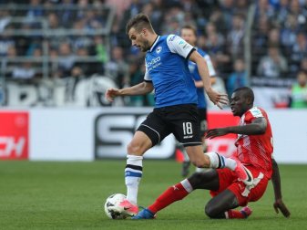 Der Bielefelder Christopher Nöthe (l) fällt länger aus. Foto: Friso Gentsch Der Bielefelder Christopher Nöthe (l) fällt länger aus. Foto: Friso Gentsch