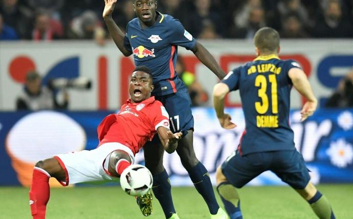 Leipzig schlägt Mainz und bleibt Zweiter