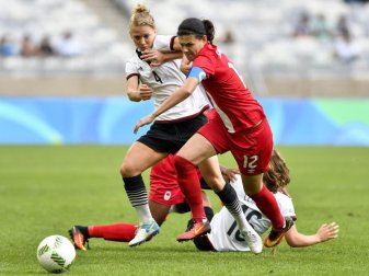 Die Kanadierin Christine Sinclair (M/12) weiß sich durchzusetzen, wie hier 2016 gegen DFB-Spielerin Leonie Maier. Foto: Daniel Oliveira Die Kanadierin Christine Sinclair (M/12) weiß sich durchzusetzen, wie hier 2016 gegen DFB-Spielerin Leonie Maier. Foto: Daniel Oliveira