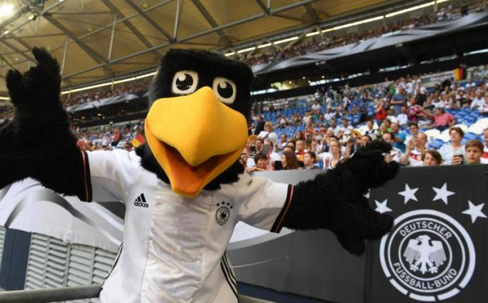 DFB-Maskottchen Paule begleitet stets die Nationalmannschaft. Foto: Arne Dedert