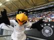 DFB-Maskottchen Paule begleitet stets die Nationalmannschaft. Foto: Arne Dedert