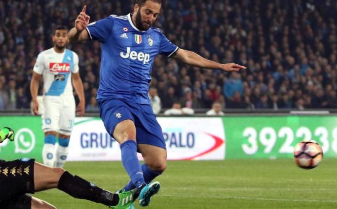 Mit seinem Doppelpack sicherte Gonzalo Higuaín Juventus Turein den Sieg über den SSC Neapel. Foto: Cesare Abbate