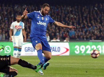 Mit seinem Doppelpack sicherte Gonzalo Higuaín Juventus Turein den Sieg über den SSC Neapel. Foto: Cesare Abbate Mit seinem Doppelpack sicherte Gonzalo Higuaín Juventus Turein den Sieg über den SSC Neapel. Foto: Cesare Abbate